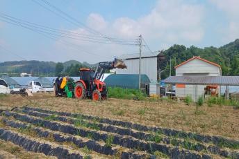 여주시농업기술센터, 임대농기계 감자수확기 시연회 가져.