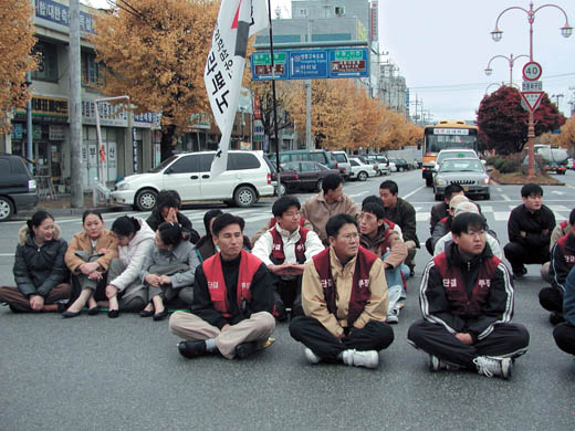 노동자대회에 참석한 한국테트라팩 노조원들 이미지