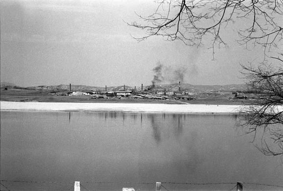 도자기공장에서 연기가 솟아오르는 북내면 오학리의 1960년대 전경 이미지