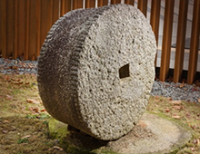 石碾(Millstones worked by ox)